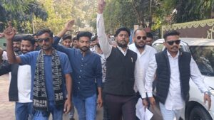 ज्ञापन देने जाते हुए रजत डंडीर, शाहरुख़ मिर्जा व युवक कांग्रेस कार्यकर्ता 