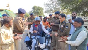 यातायात नियमो का पालन करने वालो को फूल देकर सम्मानित करते सेंधवा टीआई