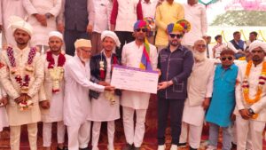 मुस्लिम समाजके गणमान्य नागरिकों ने दूल्हा दुल्हन को तोहफे दिए